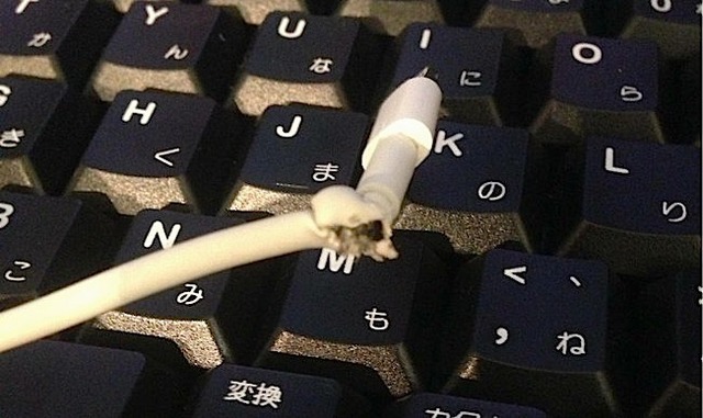 LightningとiPhone本体繋げたら煙出た