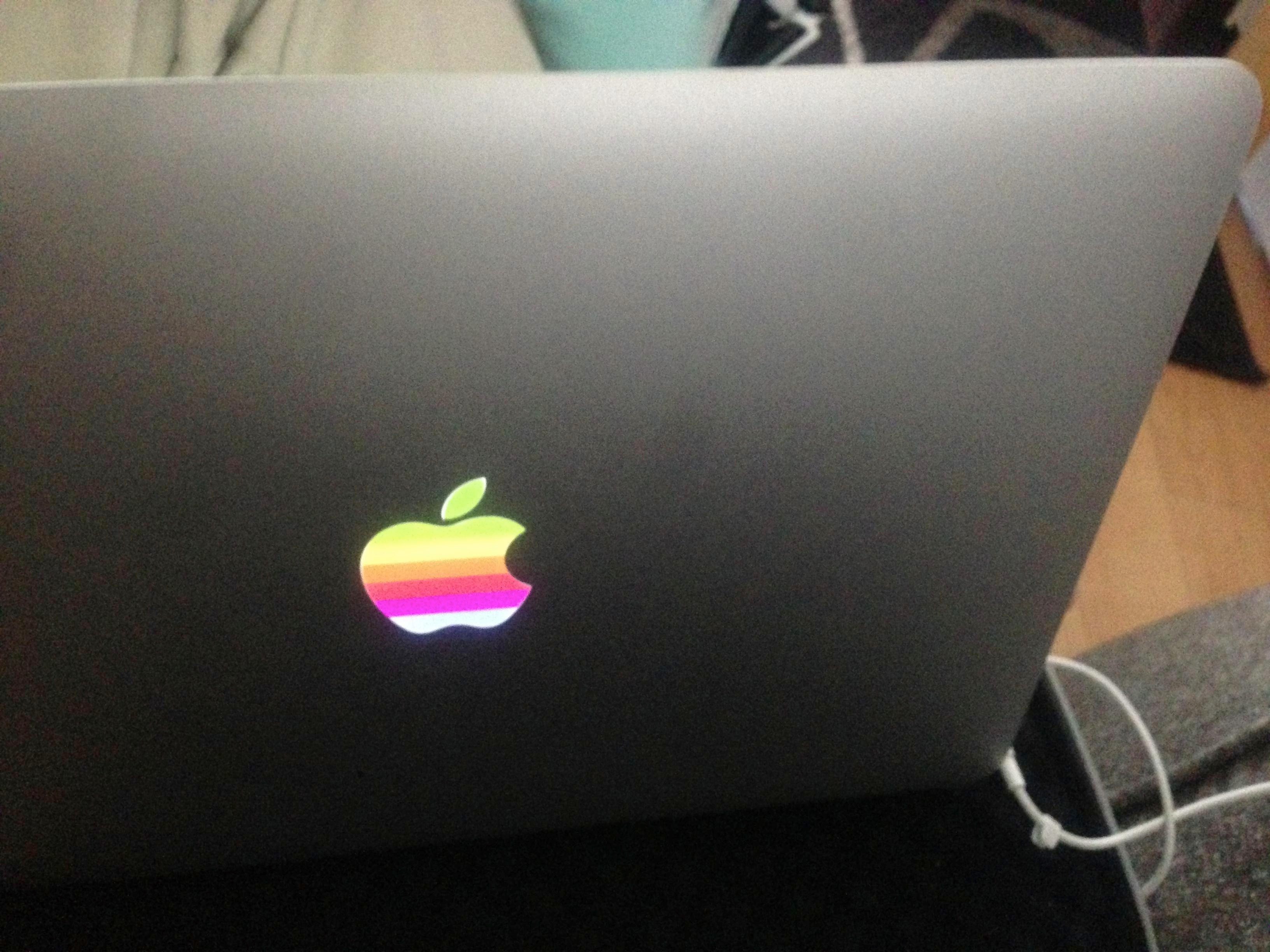 MacBookのAppleロゴに自作した虹色ステッカーを貼ってみた。 | AAPL Ch.