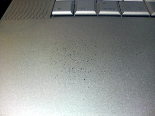 MacBook Pro with パームレストの腐食 3