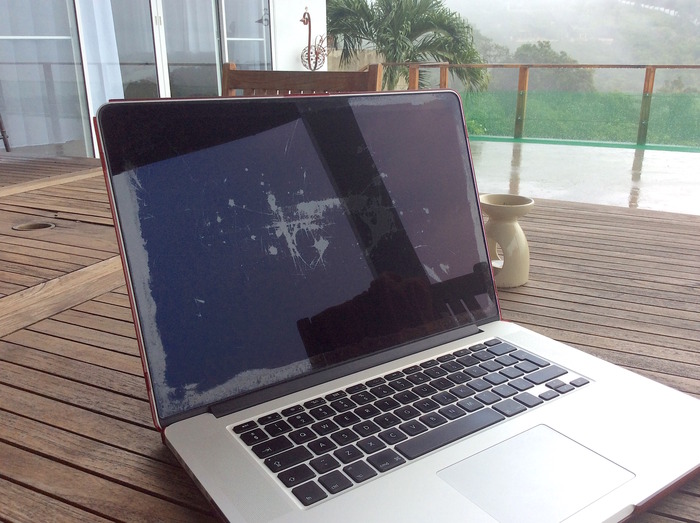 GPU問題の次はディスプレイコーティング問題？MacBook Pro Retina ディスプレイの画面に消えない傷がつく問題で署名活動が始まる。