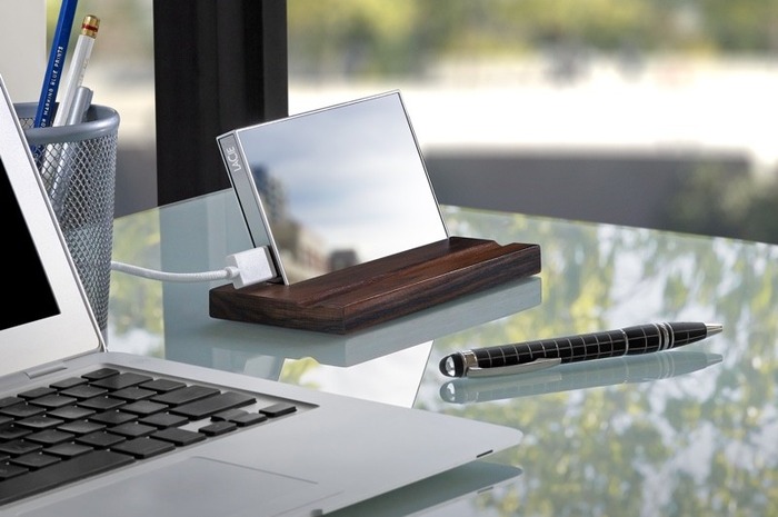 LaCie、ゴリラガラス3とUSB 3.0を採用した鏡の様なポータブルHDD「LaCie Mirror」を発表。