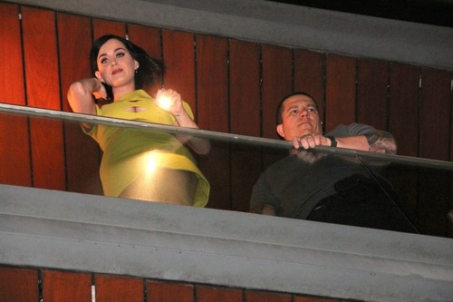 Katy Perry on the balcony of her hotel in Rio (14)