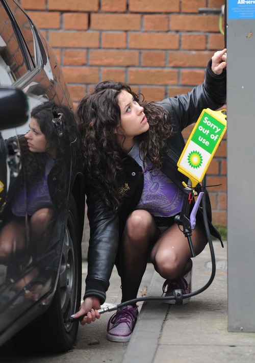 Eliza Doolittle - Pumping Air @ Gas Station 06