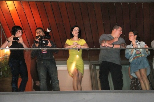 Katy Perry on the balcony of her hotel in Rio (15)