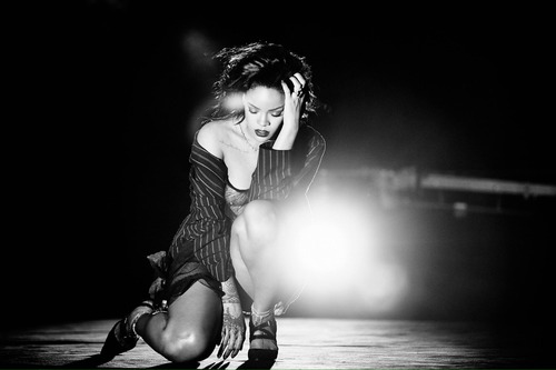 Rihanna_KissItBetter__6_