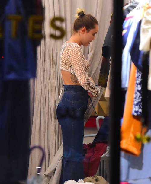 Miley Cyrus Shopping in Soho on February 29001
