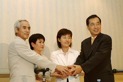 市民の党代表斎藤まさし（左）