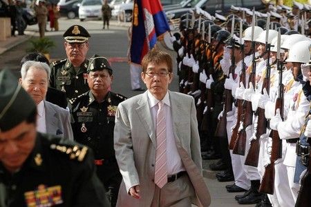 プノンペンスタジアムに入場する後藤忠政