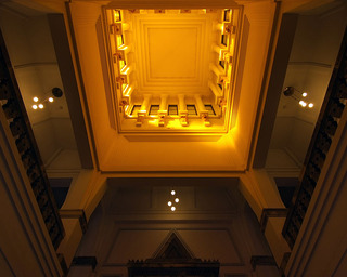 800px-Okurayama_Memorial_Hall_Interior