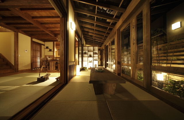 郷の家 サンデッキ(夜)