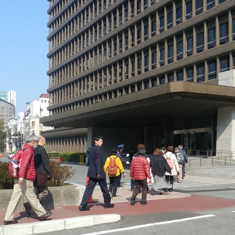 法廷に向かう岩上さん支援者
