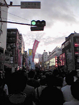 サウンドデモは、夕空に向かって堂々と進む。