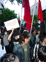 過激派のように見えるけど、公安や警察の挑発に乗らない。