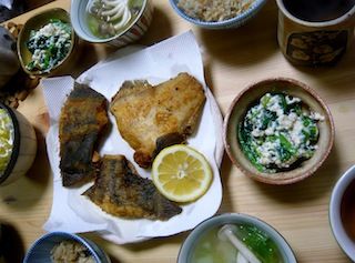 カレイのフライとほうれん草