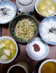 納豆、味噌汁、梅