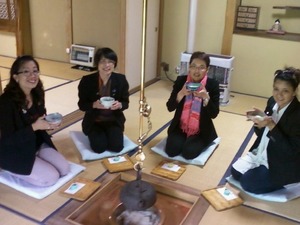 茶道を体験す