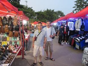 ナイトマーケットを歩く