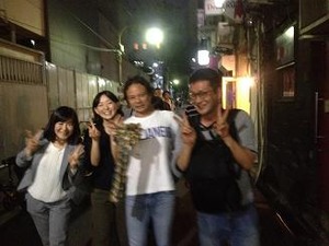 ゴールデン街を歩く