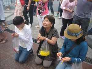一心に願う女史たち