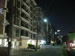 同じような建物が続く