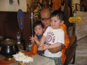 強烈なハグ