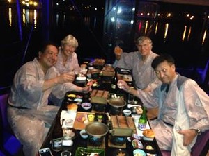 屋形船で乾杯