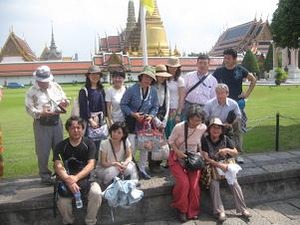 エメラルド寺院をバックに