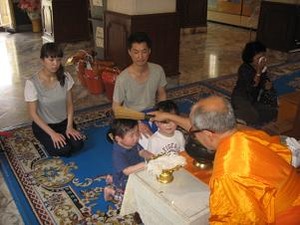 聖水を掛けて貰う
