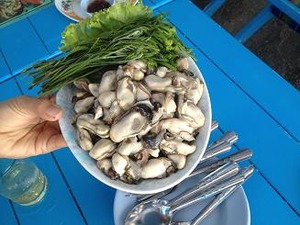 地元の牡蠣を食らう