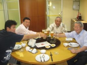男達も乾杯