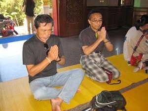 本堂で合掌