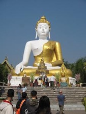 神々しい仏陀像