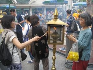 お線香に火を点けて