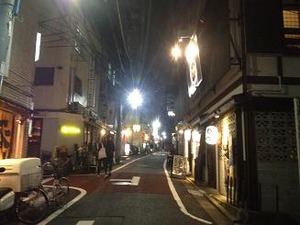 店を出て荒木町を歩く