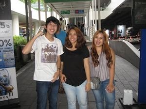 Yが女連れて
