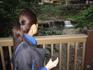 温泉街を歩く