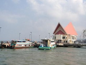 ここから船に乗ってシーチャン島