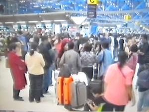 空港に集まったツアー客たち