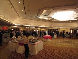 2402「会場は300人