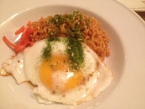 裏メニュー香港焼きそば半熟玉子のっけ