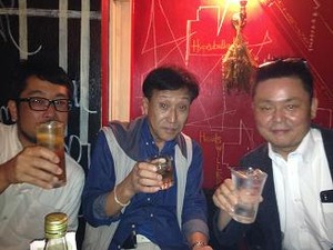 タイが縁の不思議な3人