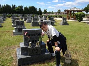 亡き父の墓前で