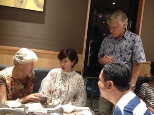 妹も座る