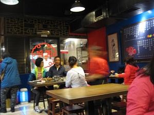 店は地元民で混み合っていた