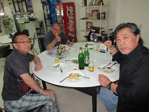 送ってくれたS元校長と空港でランチ