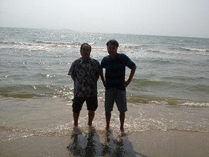 海をバックに