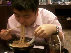 2306「荒木氏食べる2」