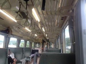 車内はガラガラ