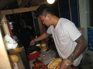 フランスパンに惣菜を入れたバインミー
