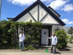 親友I君の喫茶店前で